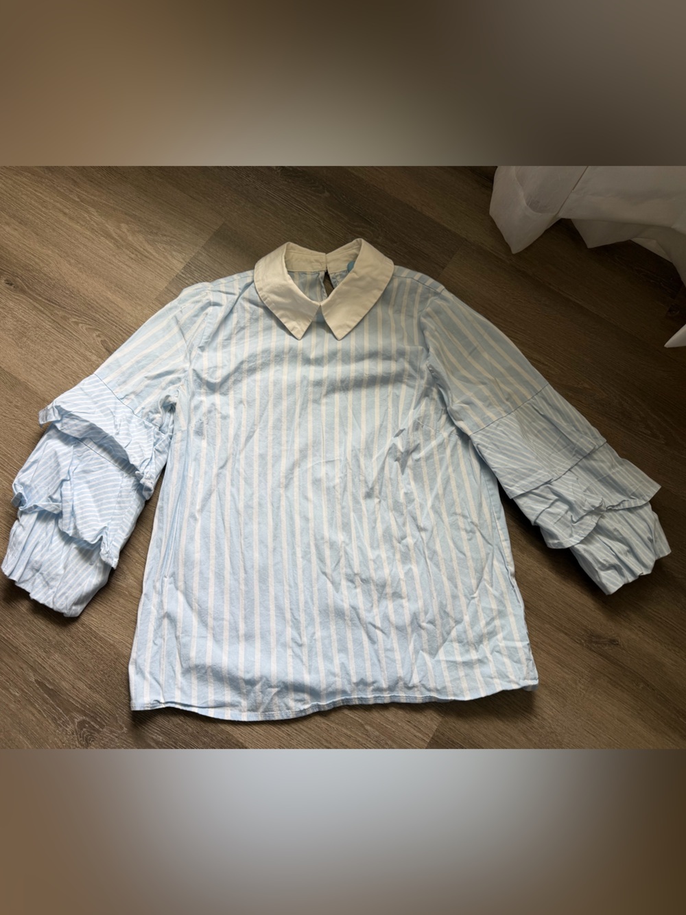 Blouse with collar and ruffled sleeves